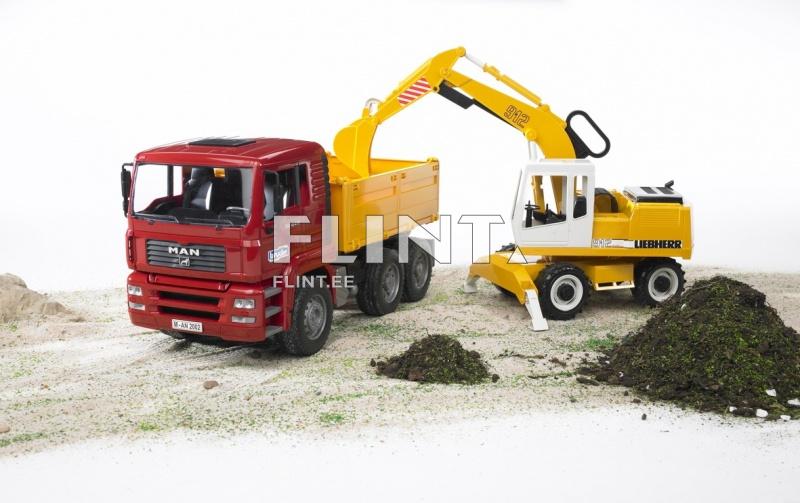 Kuorma-auto MAN TGA (41,5x17,5x21,5cm) + kaivinkone Liebherr 912 (39x15,5x22cm) Bruder Kuorma-auto MAN TGA (41,5x17,5x21,5cm) + kaivinkone Liebherr 912 (39x15,5x22cm) Bruder